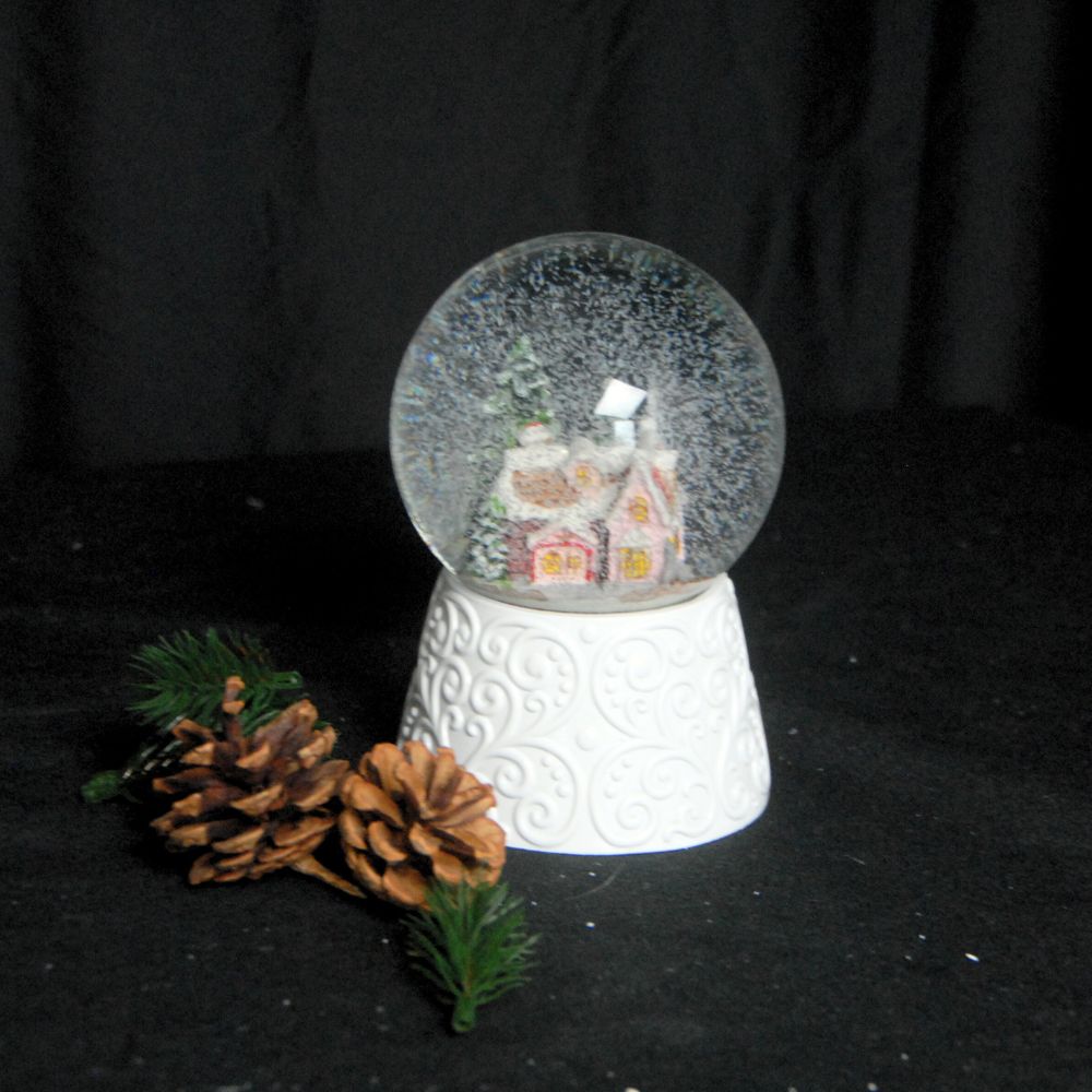Edle Schneekugel Zuckerbäckerhaus auf weißem Ornamentsockel 100 mm Durchmesser mit Spieluhr - Schneekugelhaus