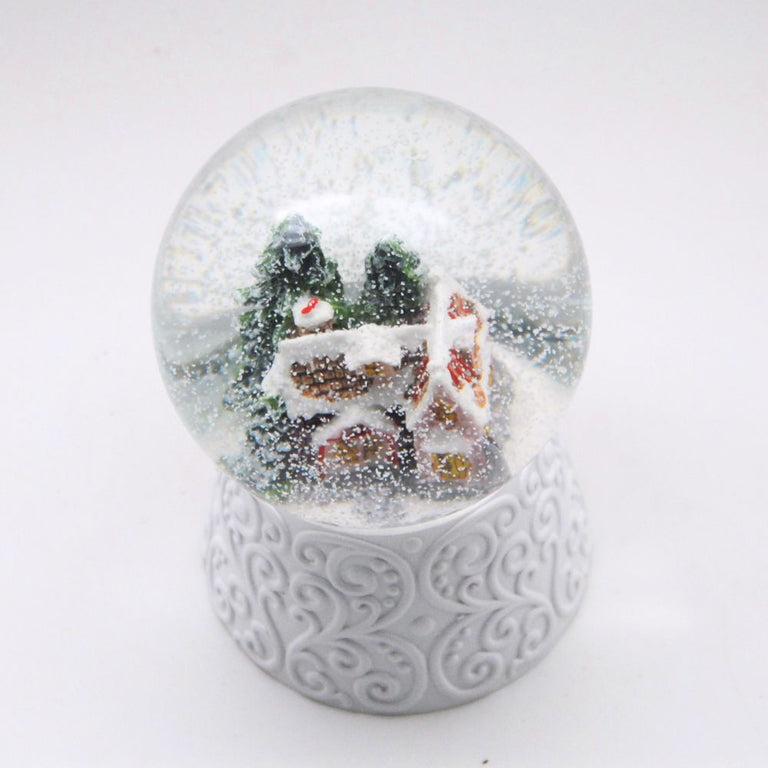 Edle Schneekugel Zuckerbäckerhaus auf weißem Ornamentsockel 100 mm Durchmesser mit Spieluhr - Schneekugelhaus
