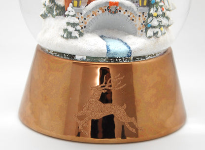 Mega-Schneekugel Romantische Schlittenfahrt in Kutsche mit Musik auf kupferfarbenen Sockel mit Hirsch - Schneekugelhaus