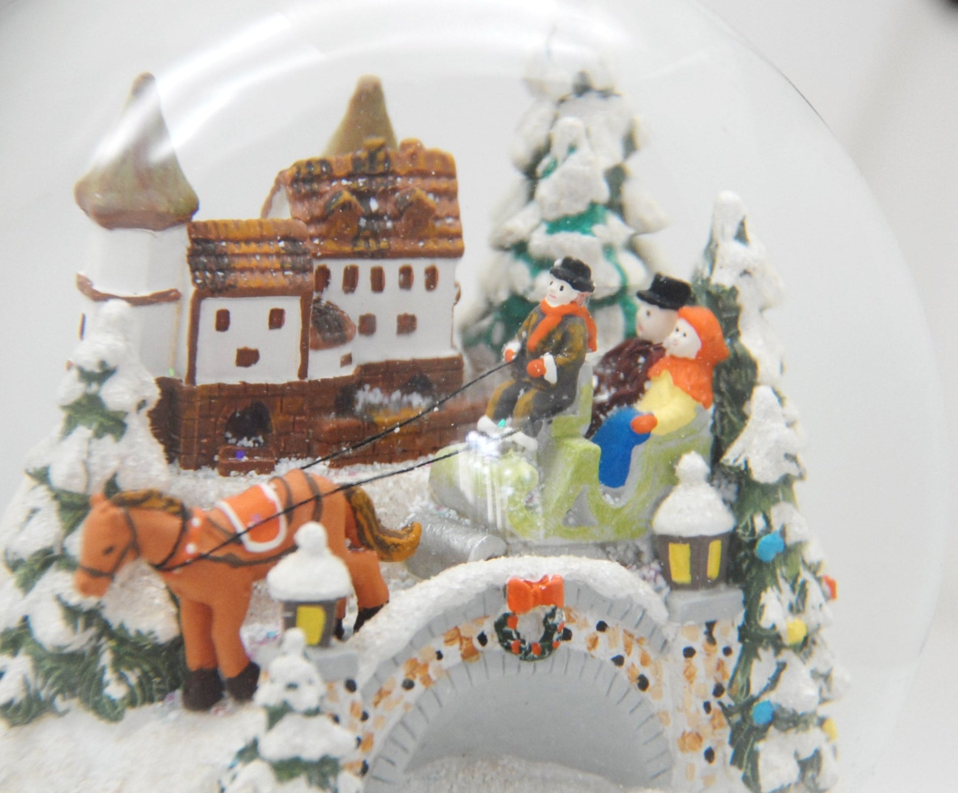 Mega-Schneekugel Romantische Schlittenfahrt in Kutsche mit Musik auf kupferfarbenen Sockel mit Hirsch - Schneekugelhaus
