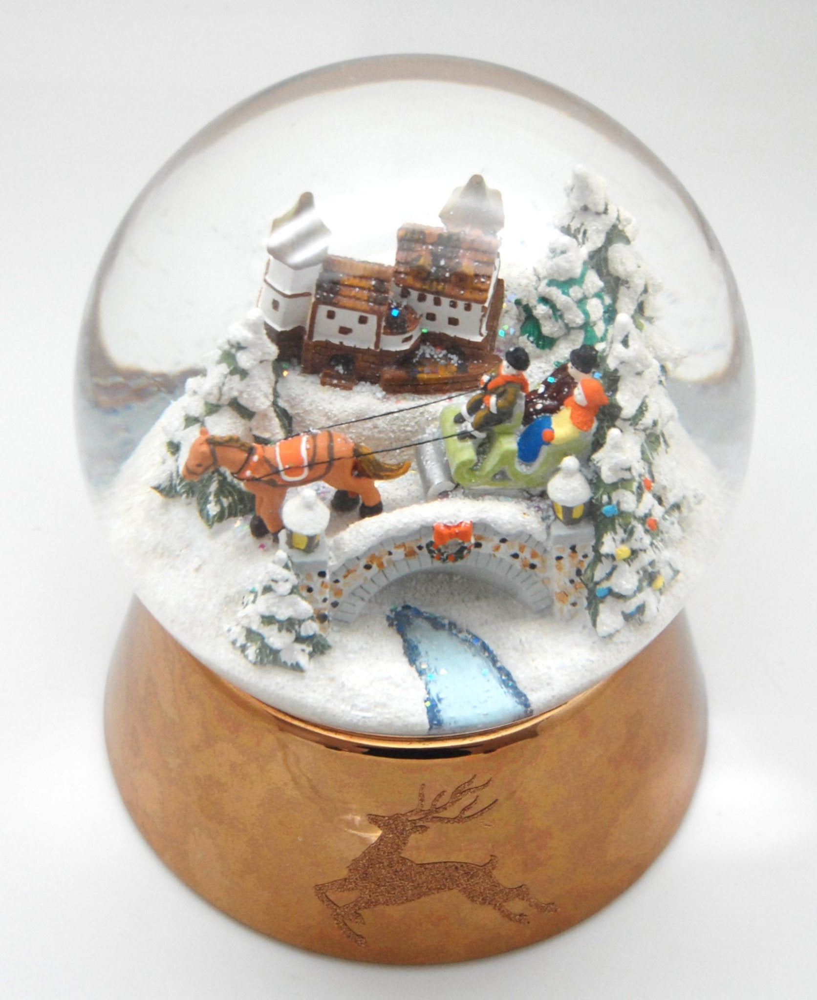 Mega-Schneekugel Romantische Schlittenfahrt in Kutsche mit Musik auf kupferfarbenen Sockel mit Hirsch - Schneekugelhaus