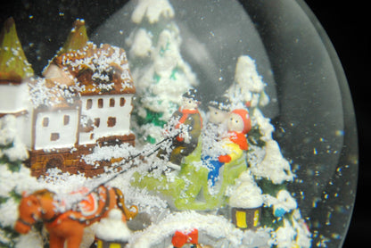 Mega-Schneekugel Romantische Schlittenfahrt in Kutsche mit Musik auf kupferfarbenen Sockel mit Sternen - Schneekugelhaus
