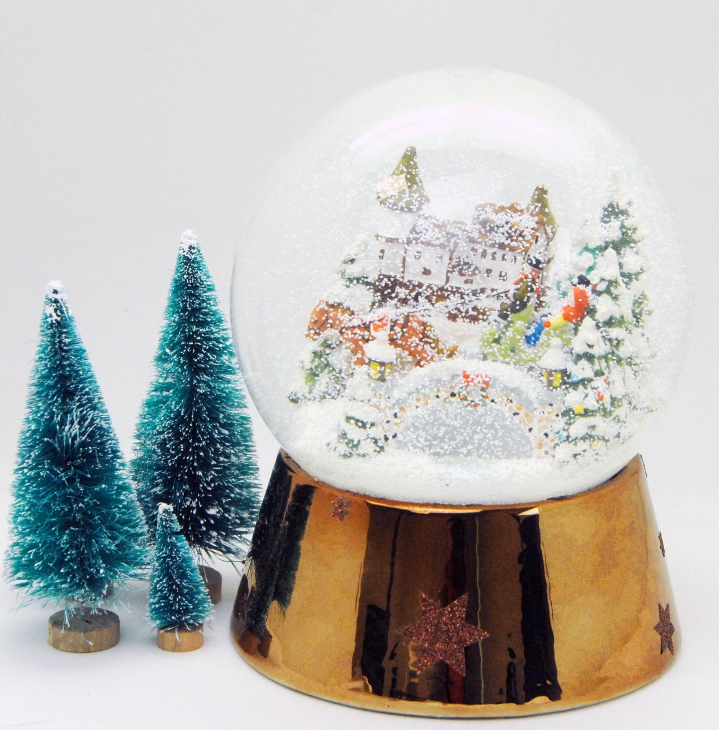Mega-Schneekugel Romantische Schlittenfahrt in Kutsche mit Musik auf kupferfarbenen Sockel mit Sternen - Schneekugelhaus