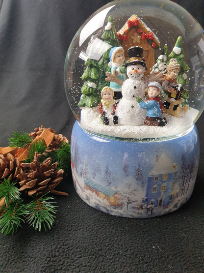 Mega Schneekugel Schneemann bauen mit Schneelandschaft - mit Musikspieluhr - Schneekugelhaus