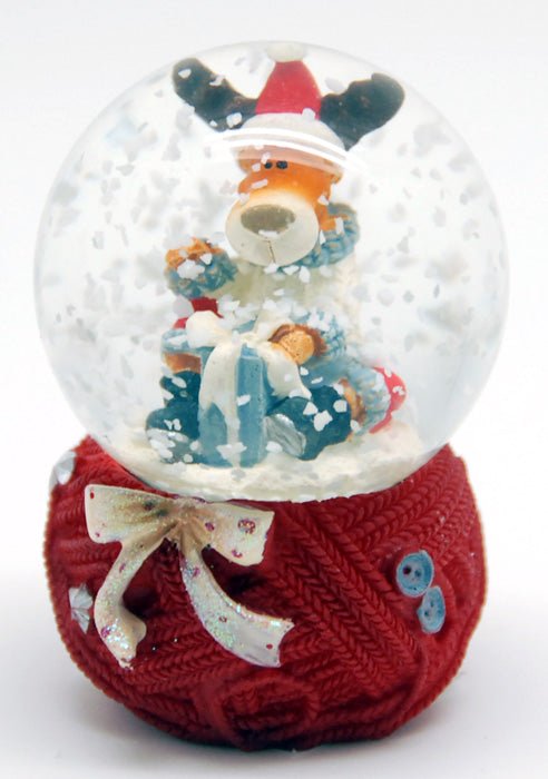 Mini-Schneekugel Weihnachtselch auf Strick-Sockel – mit Geschenk - Schneekugelhaus