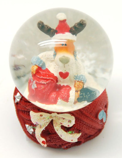 Mini-Schneekugel Weihnachtselch auf Strick-Sockel – mit Geschenkesack - Schneekugelhaus