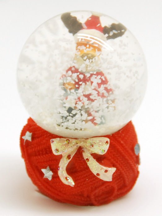 Mini-Schneekugel Weihnachtselch auf Strick-Sockel – mit Stern - Schneekugelhaus