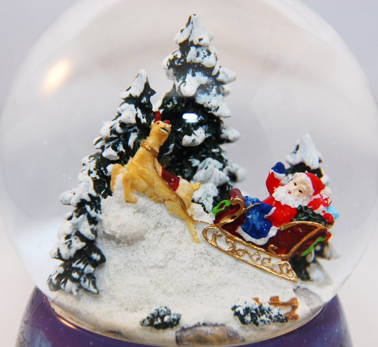 Santa bringt Geschenke mit Spieluhr - Schneekugelhaus