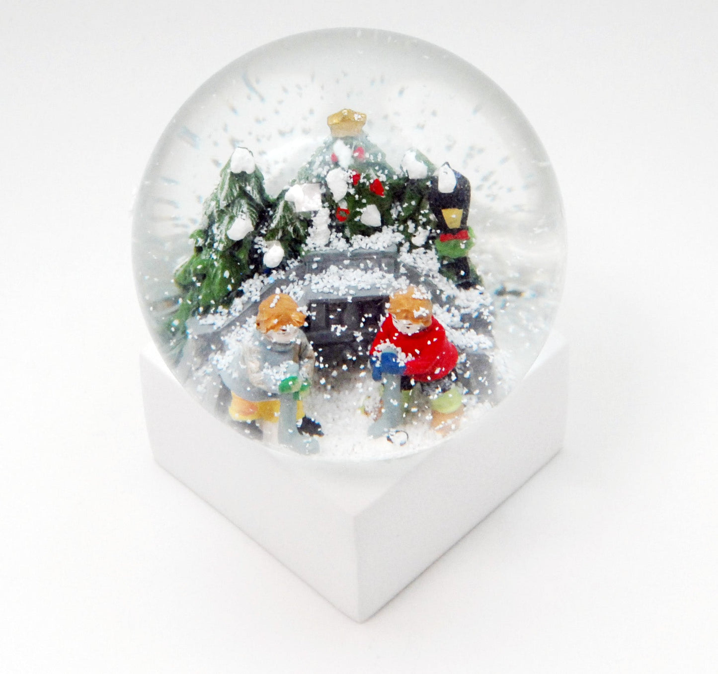 Schneekugel Eishockeyspieler auf Sockel weiß eckig "PURE-Line" 10 cm Durchmesser - Schneekugelhaus