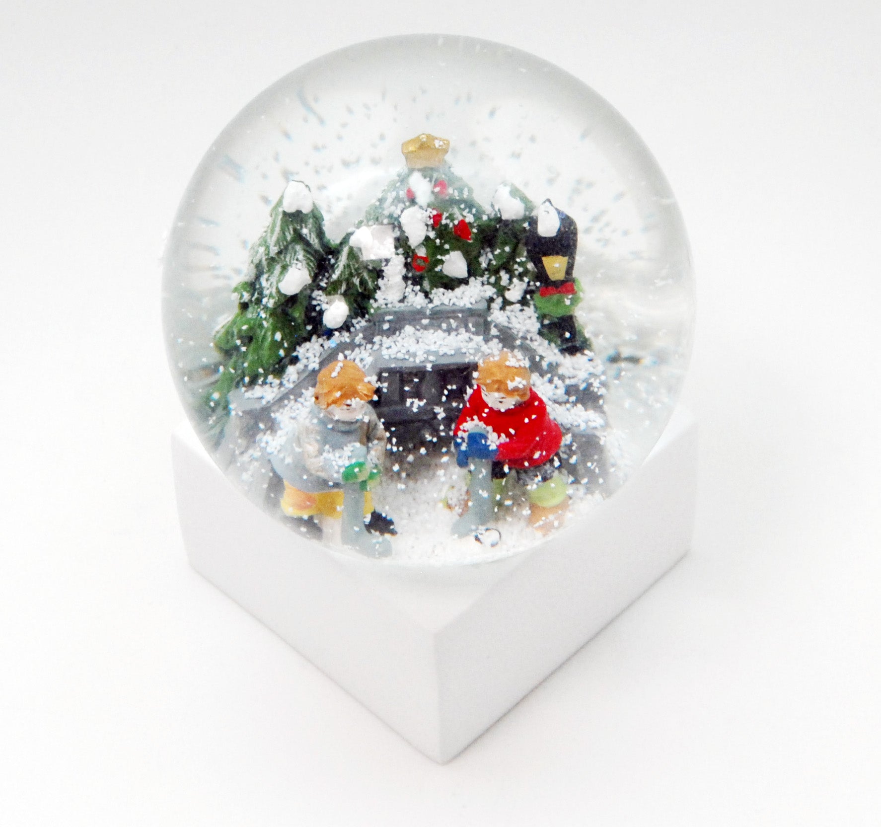 Schneekugel Eishockeyspieler auf Sockel weiß eckig "PURE-Line" 10 cm Durchmesser - Schneekugelhaus
