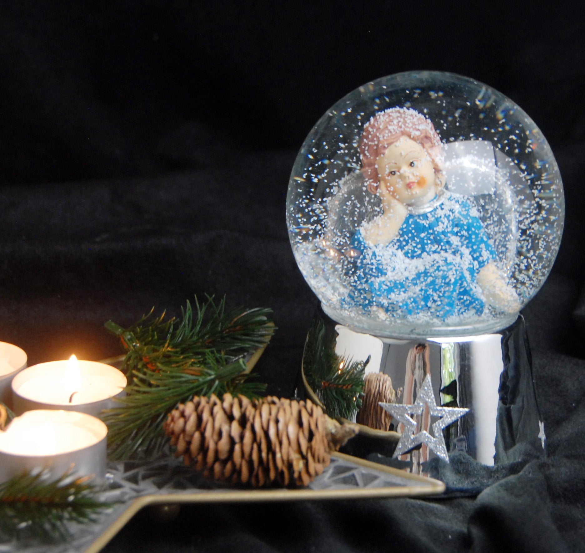 Schneekugel Engel blau auf Sockel Silber mit Sternen mit Spieluhr - Schneekugelhaus