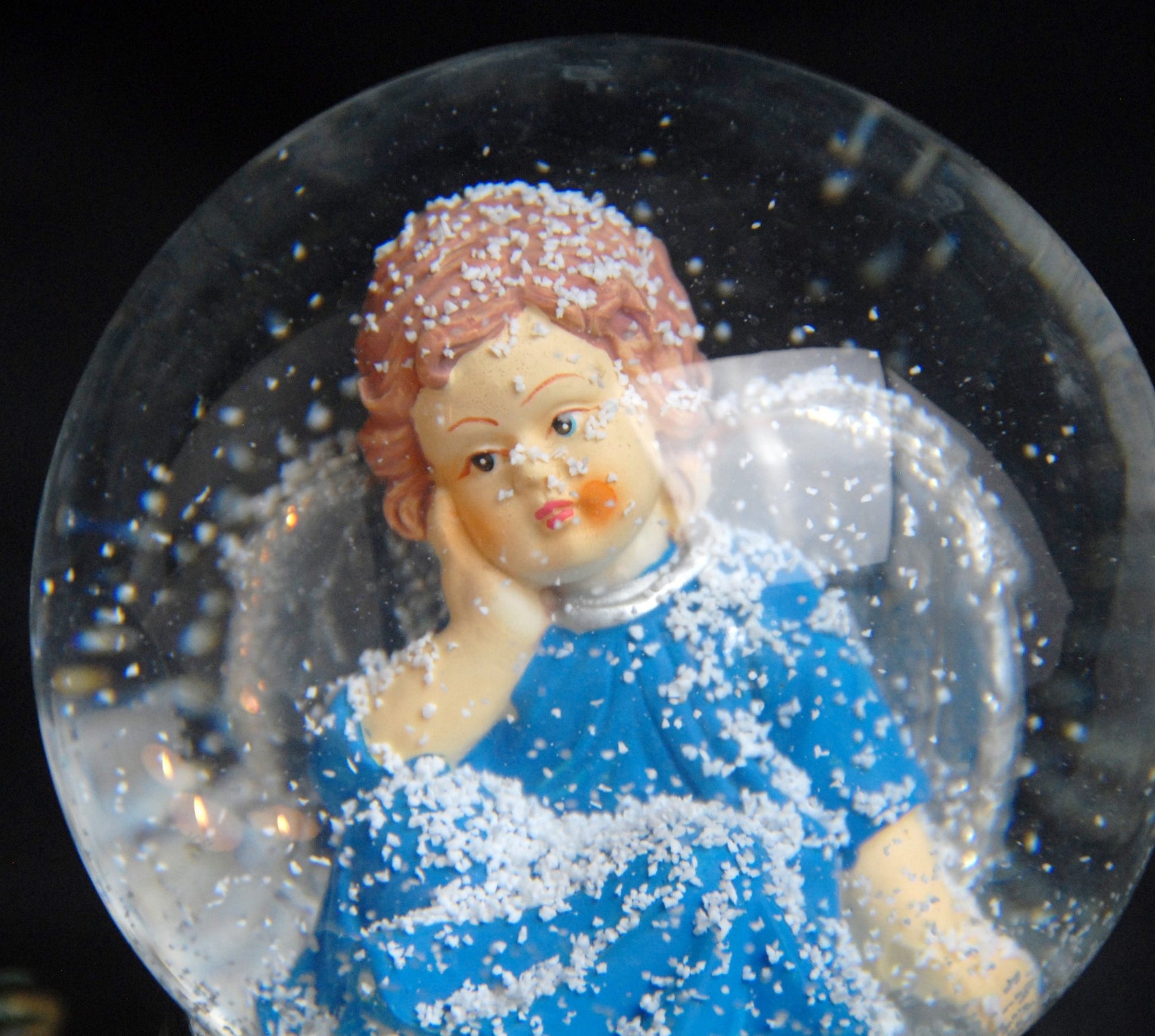 Schneekugel Engel blau auf Sockel Silber mit Sternen mit Spieluhr - Schneekugelhaus