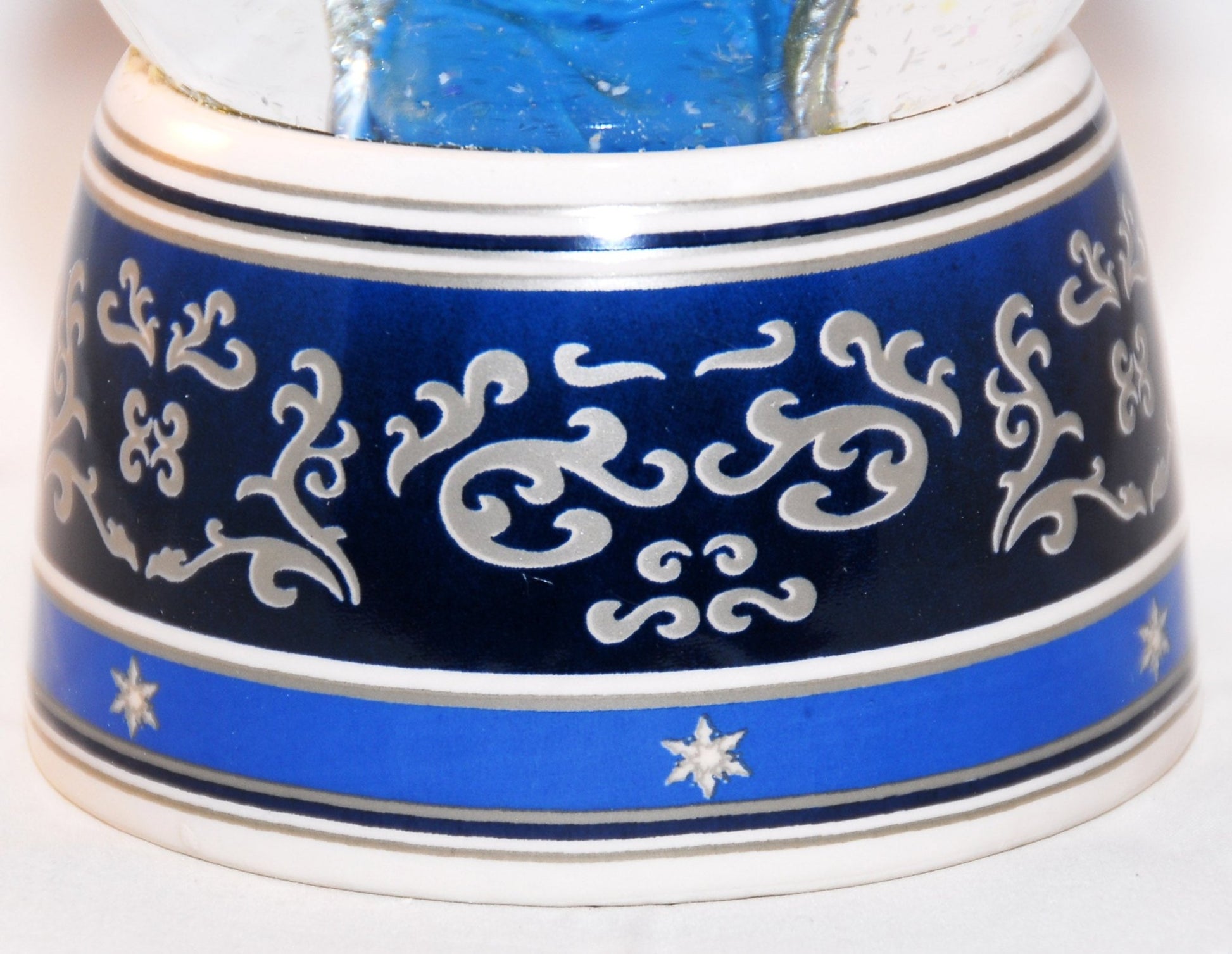 Schneekugel Engel blau mit Harfe mit Spieluhr - Schneekugelhaus