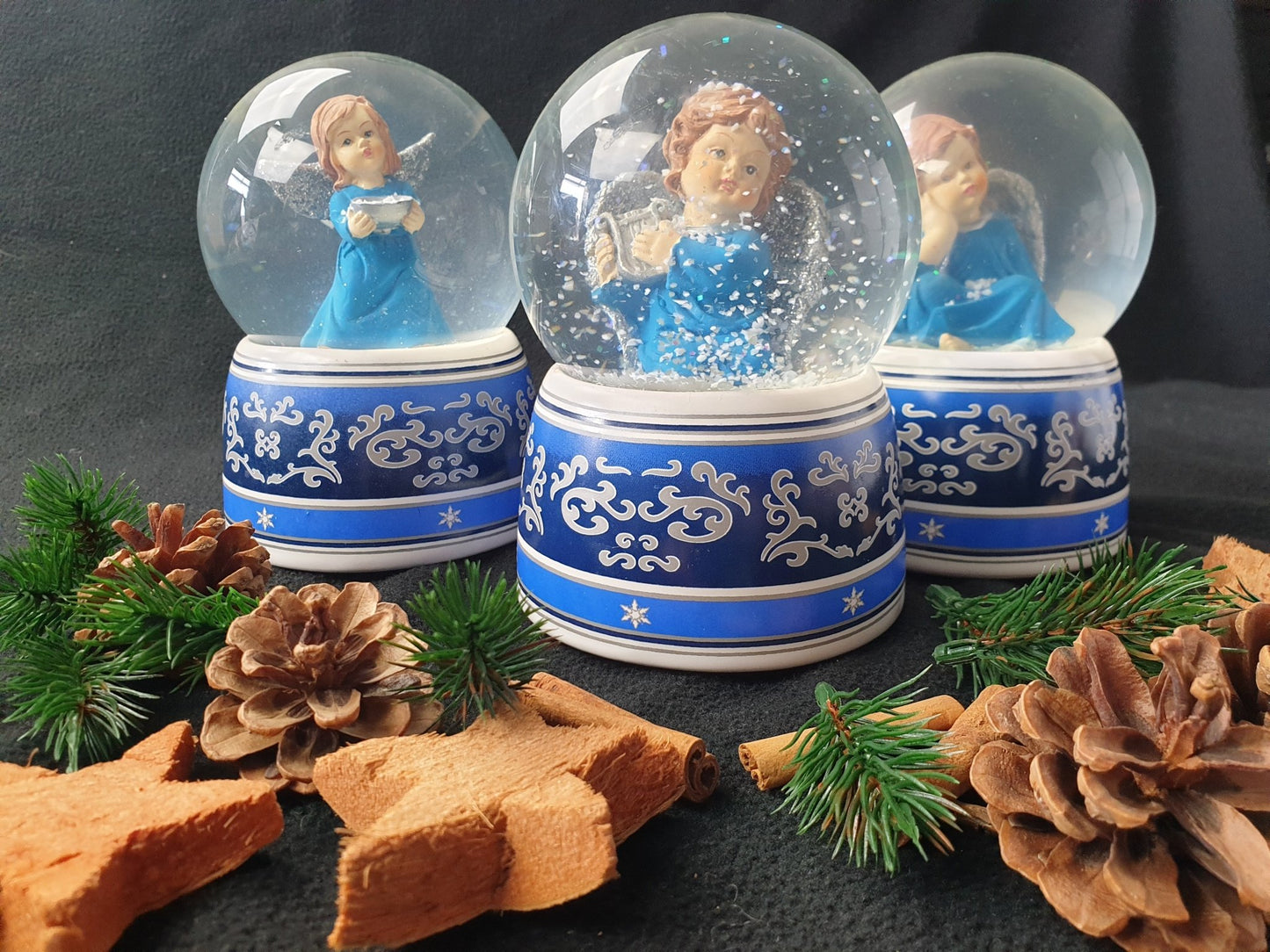 Schneekugel Engel blau mit Harfe mit Spieluhr - Schneekugelhaus