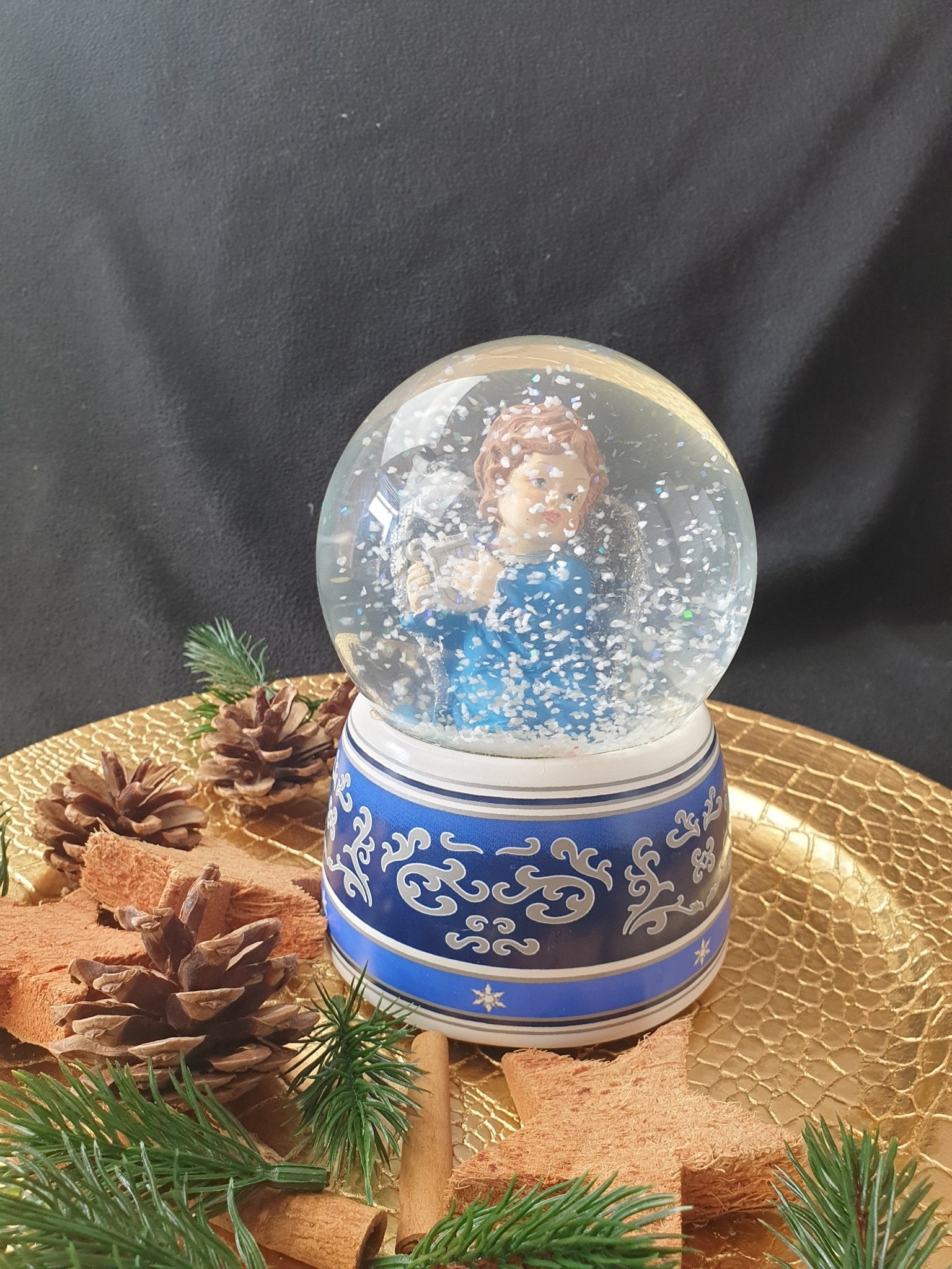Schneekugel Engel blau mit Harfe mit Spieluhr - Schneekugelhaus