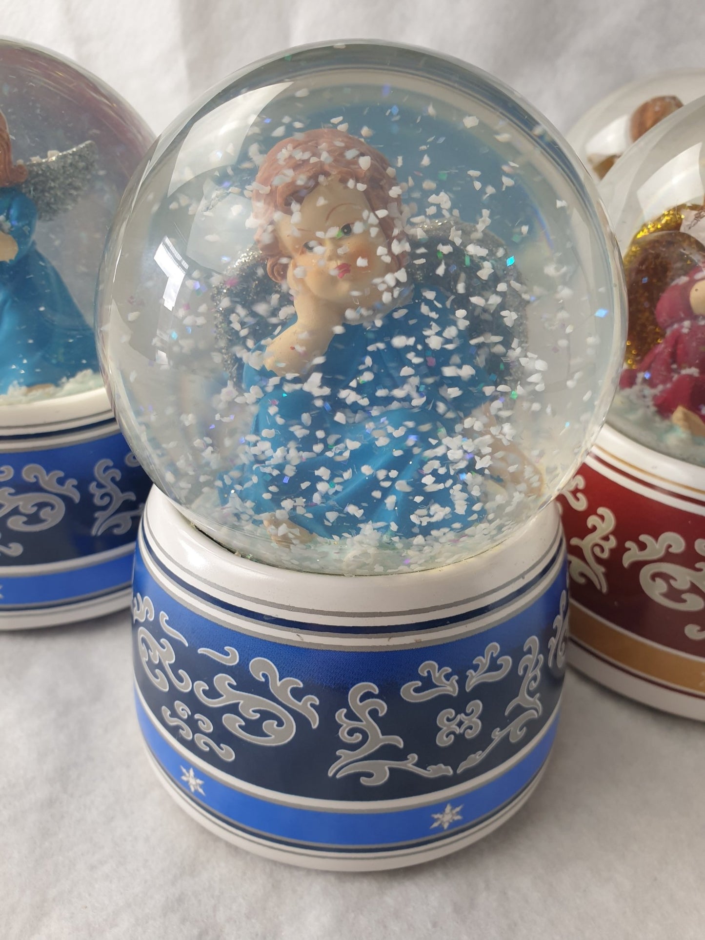 Schneekugel Engel blau mit Spieluhr Wassermusik - Schneekugelhaus