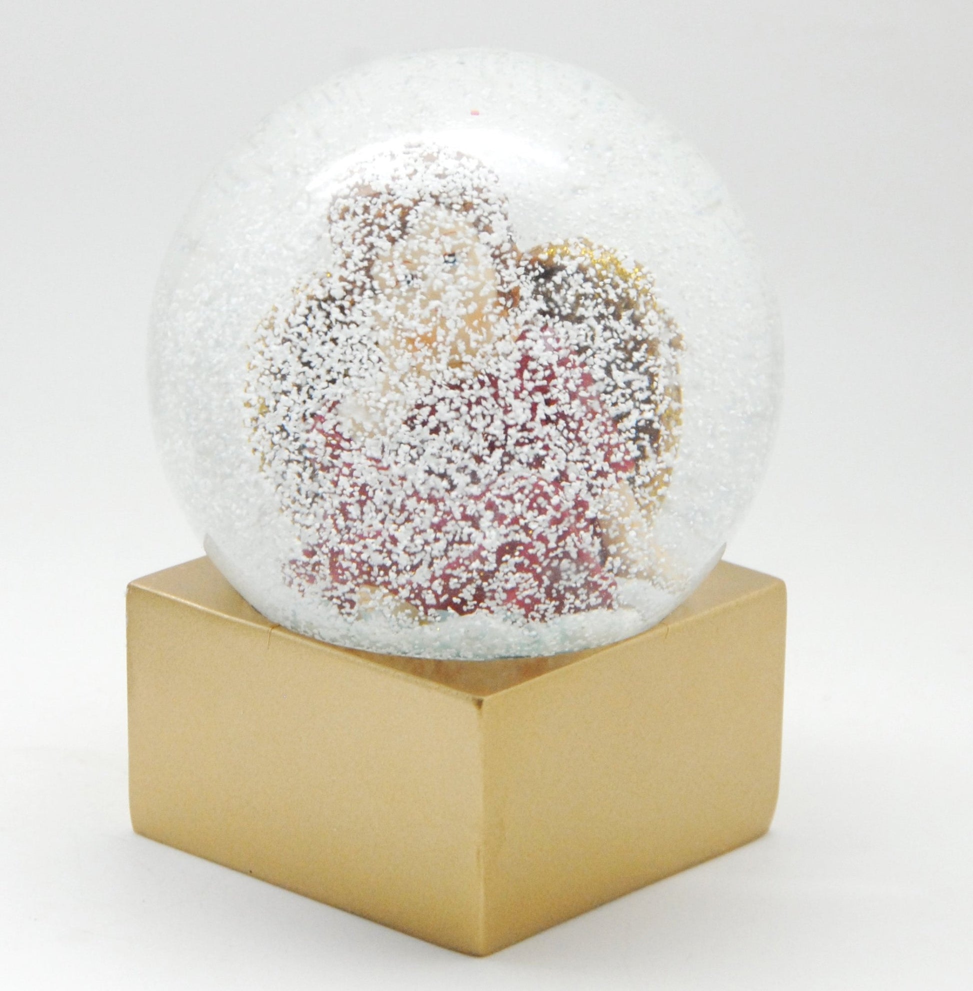 Schneekugel Engel bordeaux rot sitzt auf Sockel golden eckig "PURE-Line" 10 cm Durchmesser - Schneekugelhaus
