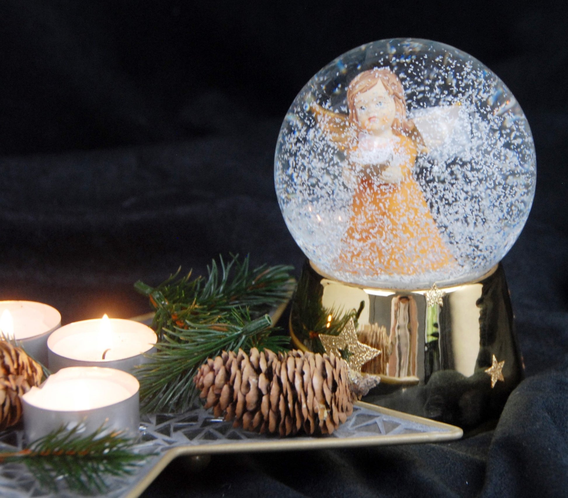 Schneekugel Engel orange mit Schale gold auf Sockel gold mit Sternen mit Spieluhr - Schneekugelhaus