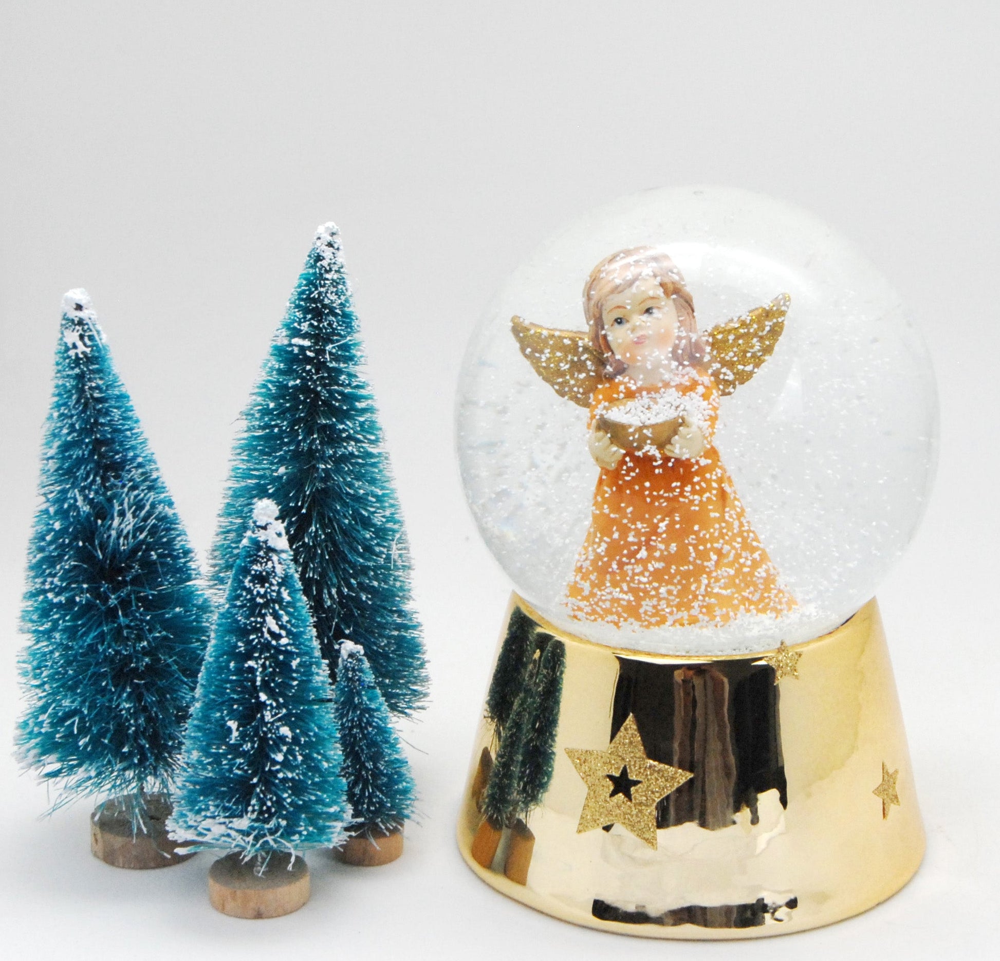 Schneekugel Engel orange mit Schale gold auf Sockel gold mit Sternen mit Spieluhr - Schneekugelhaus