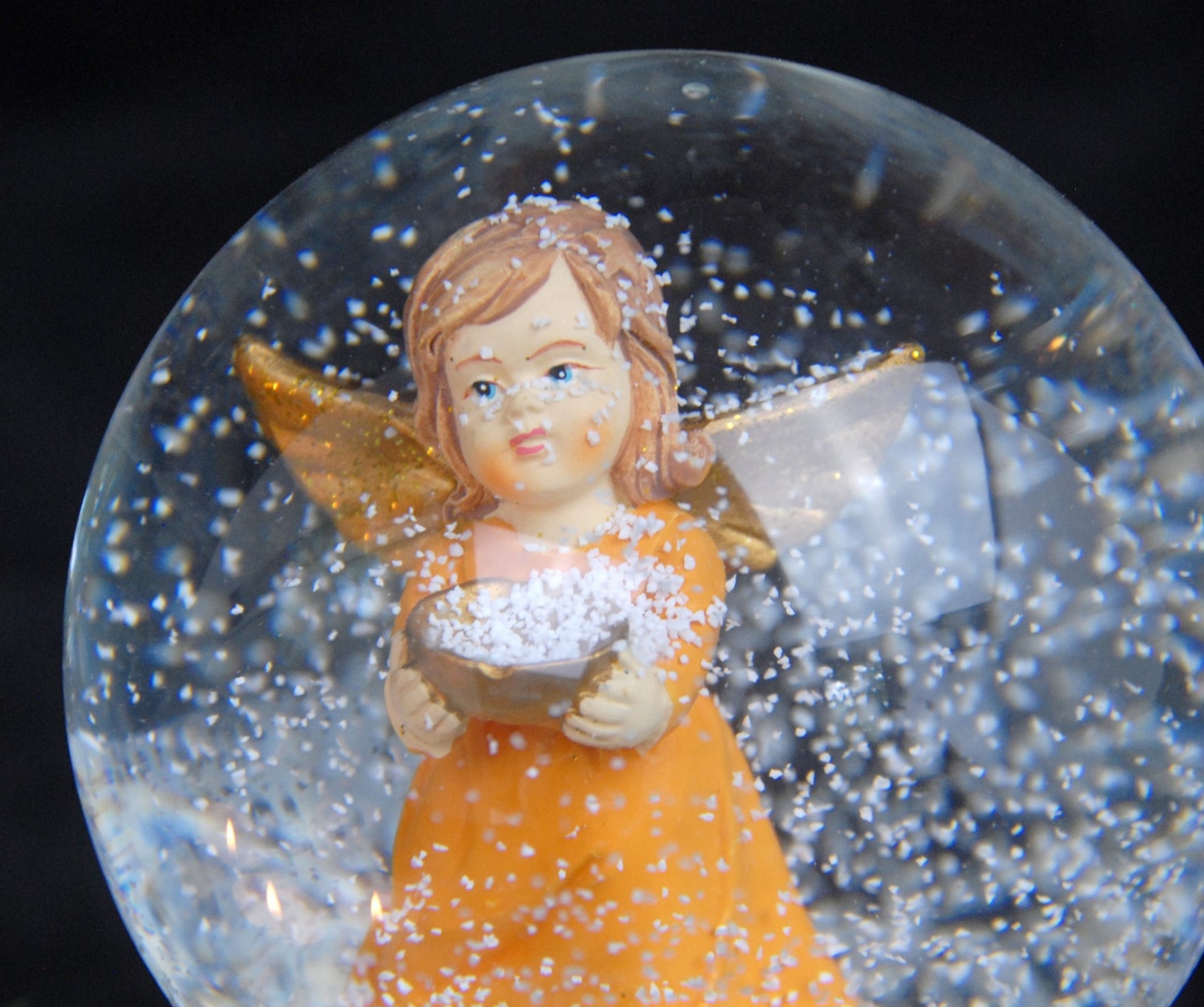 Schneekugel Engel orange mit Schale gold auf Sockel gold mit Sternen mit Spieluhr - Schneekugelhaus