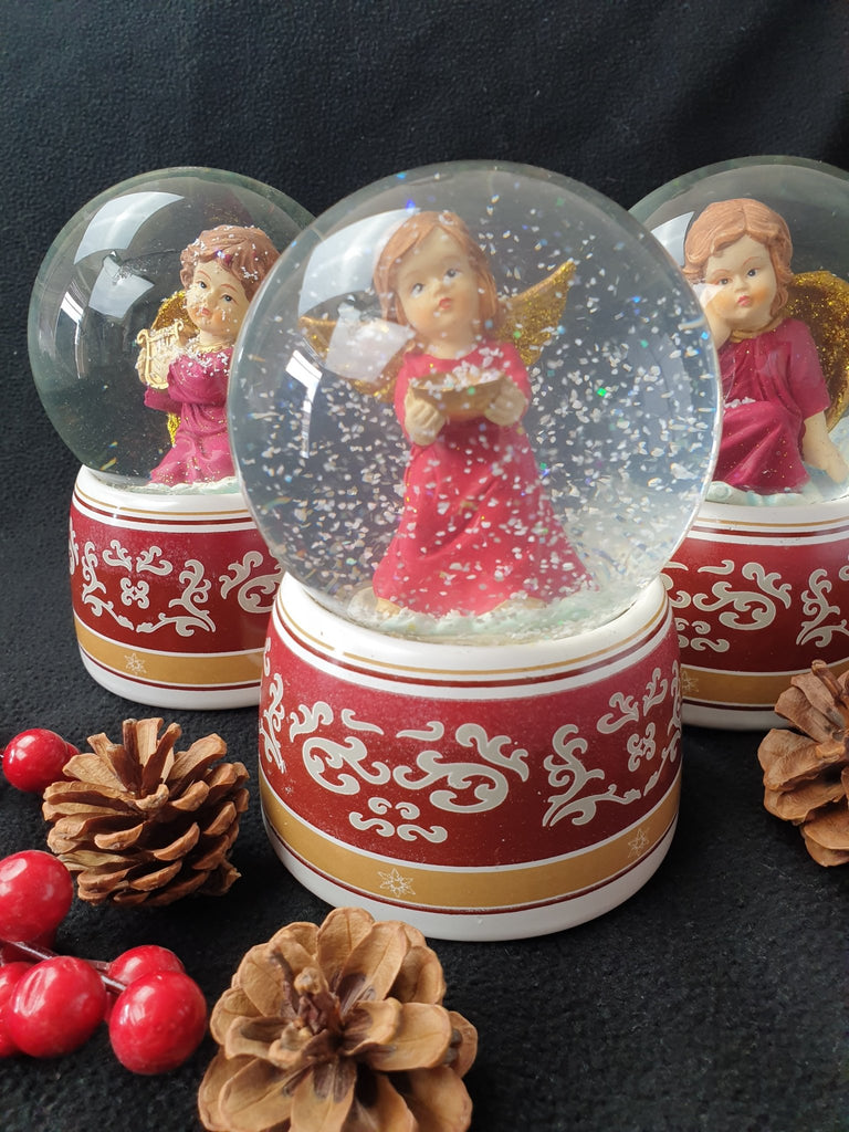 Schneekugel Engel rot mit Schale mit Spieluhr - Schneekugelhaus