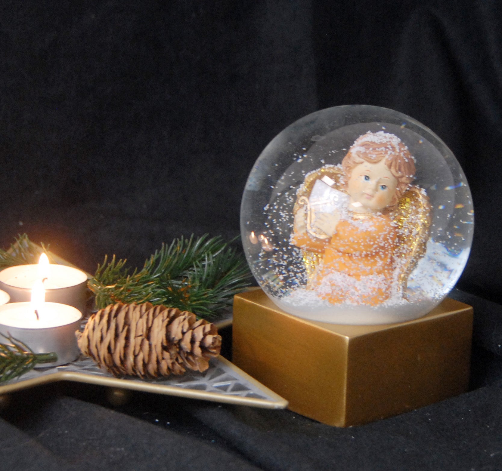 Schneekugel Engel terrakotta mit Harfe gold auf Sockel gold eckig