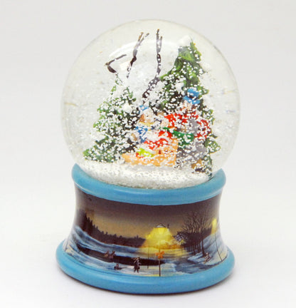 Schneekugel Familie im Winterwald mit Schlitten auf Sockel Winterlandschaft Eisläufer blau mit Spieluhr - Schneekugelhaus