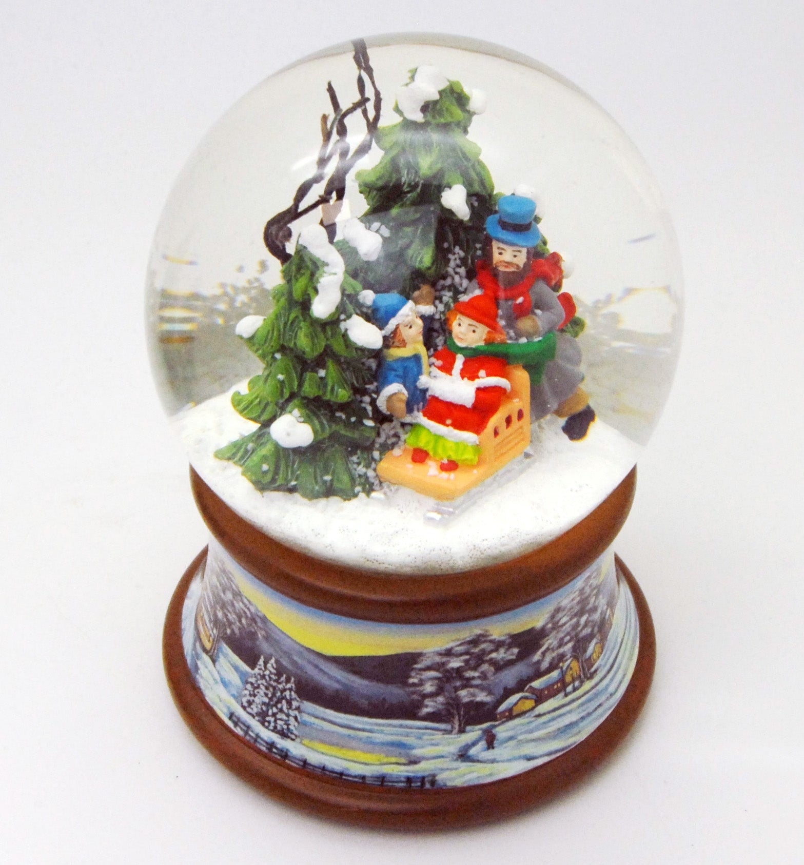 Schneekugel Familie mit Schlitten im Winterwald auf Sockel Winterlandschaft braun mit Spieluhr - Schneekugelhaus