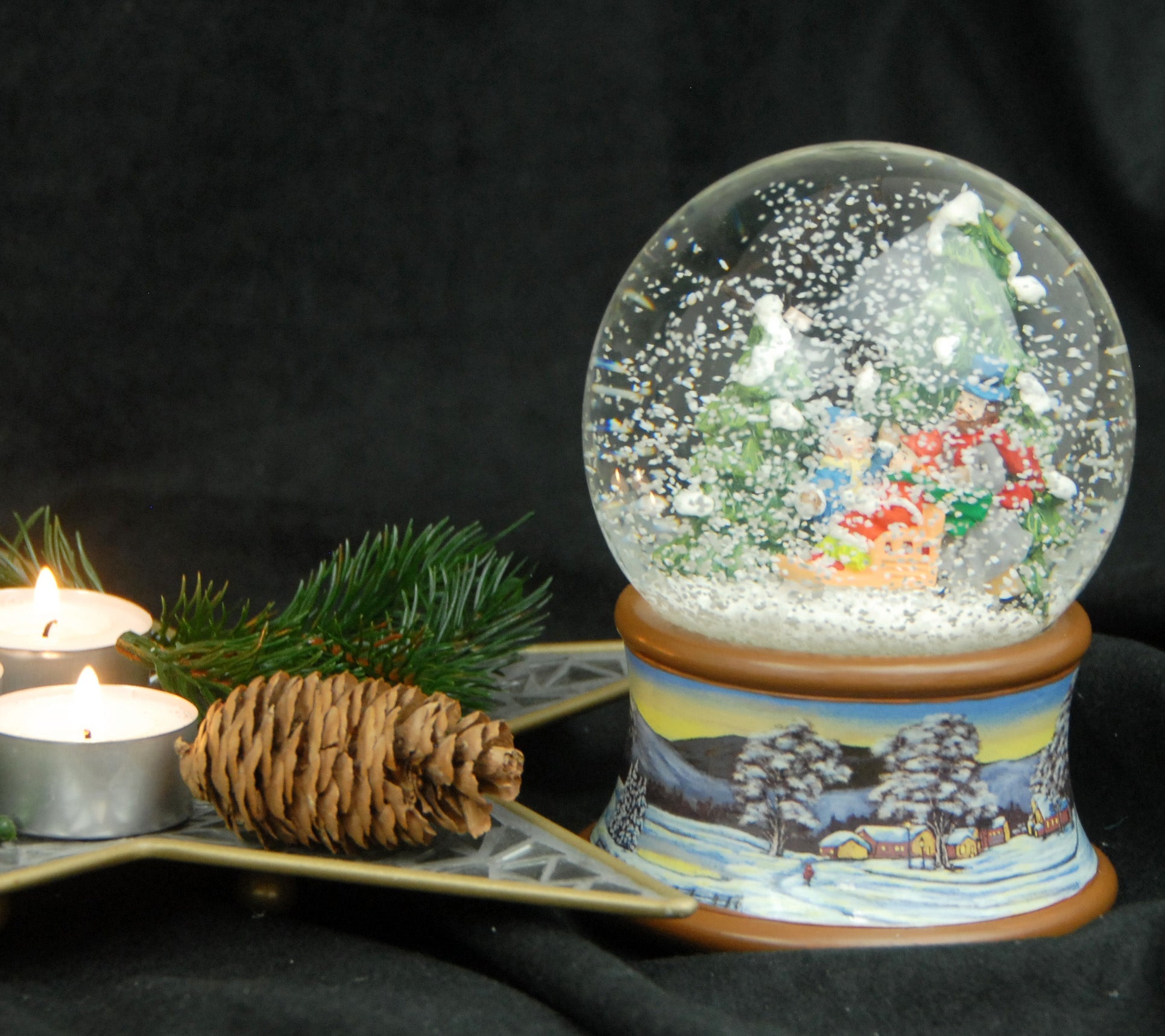 Schneekugel Familie mit Schlitten im Winterwald auf Sockel Winterlandschaft braun mit Spieluhr - Schneekugelhaus