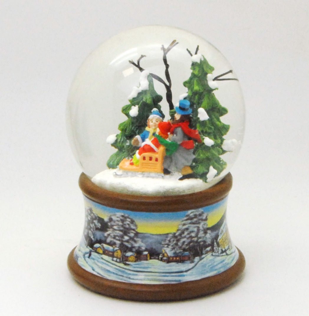 Schneekugel Familie mit Schlitten im Winterwald auf Sockel Winterlandschaft braun mit Spieluhr - Schneekugelhaus