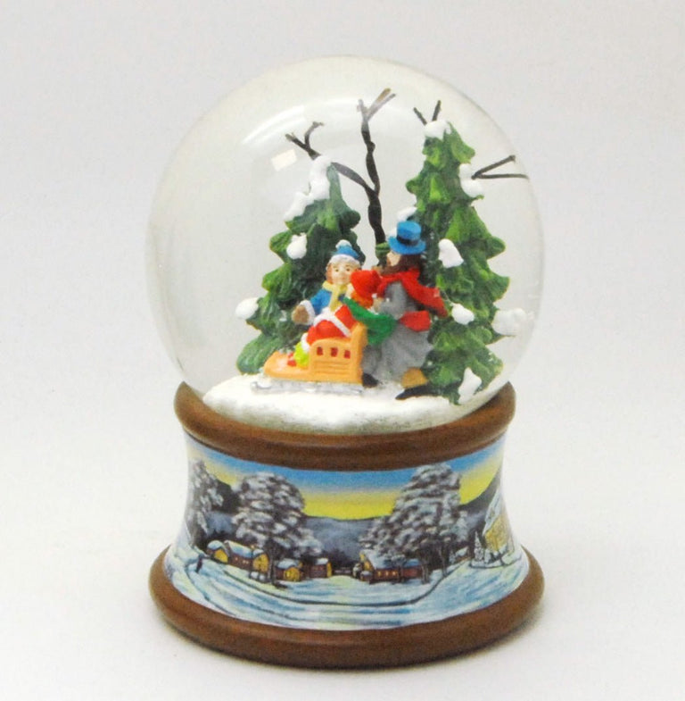 Schneekugel Familie mit Schlitten im Winterwald auf Sockel Winterlandschaft braun mit Spieluhr - Schneekugelhaus