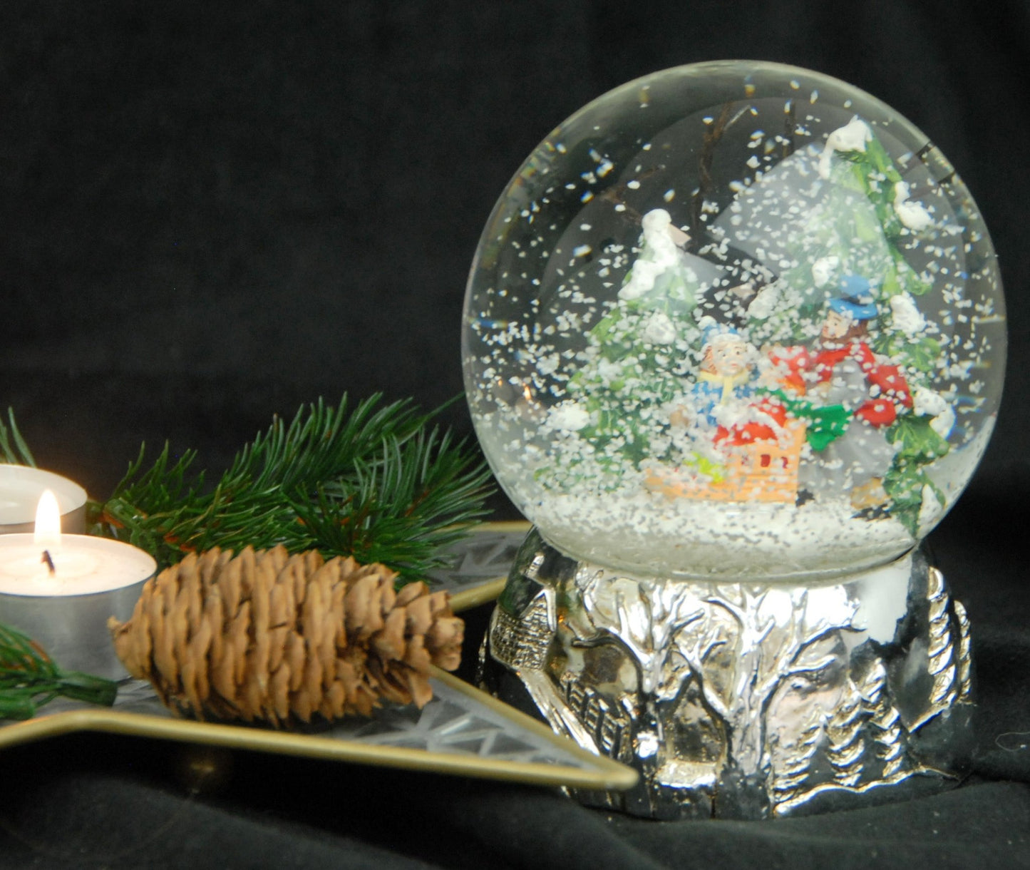 Schneekugel Familienspaziergang im Winterwald Silber Sockel Landschaft mit Spieluhr Jingle Bells - Schneekugelhaus