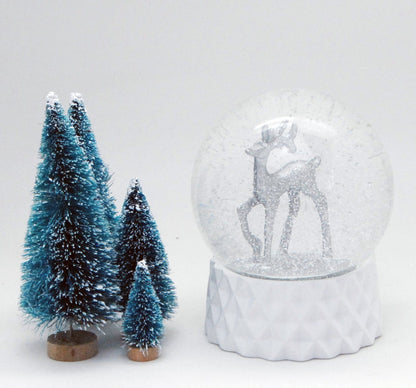 Schneekugel Hirsch silber auf weiß Sockel kubisch "PURE-Line" 10 cm Durchmesser - Schneekugelhaus