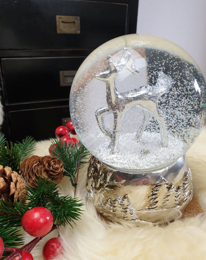 Schneekugel Hirsch silber mit Landschaft Silber-Sockel groß mit Spieluhr White Christmas - Schneekugelhaus