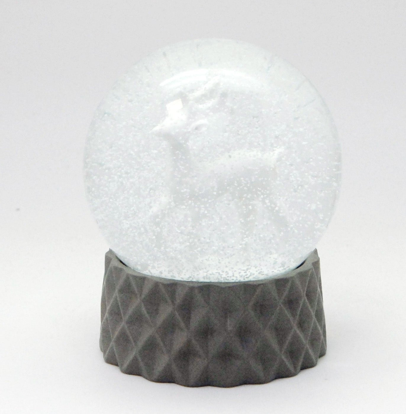 Schneekugel Hirsch weiß auf sand farben Sockel kubisch "PURE-Line" 10 cm Durchmesser - Schneekugelhaus