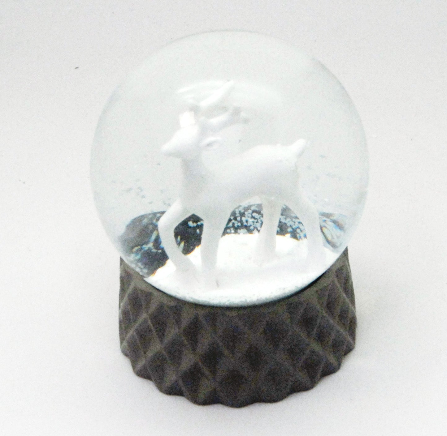 Schneekugel Hirsch weiß auf sand farben Sockel kubisch "PURE-Line" 10 cm Durchmesser - Schneekugelhaus