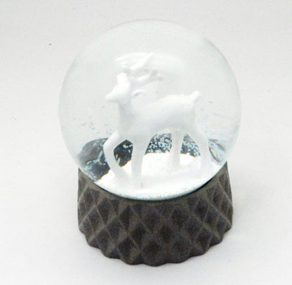 Schneekugel Hirsch weiß auf sand farben Sockel kubisch "PURE-Line" 10 cm Durchmesser - Schneekugelhaus