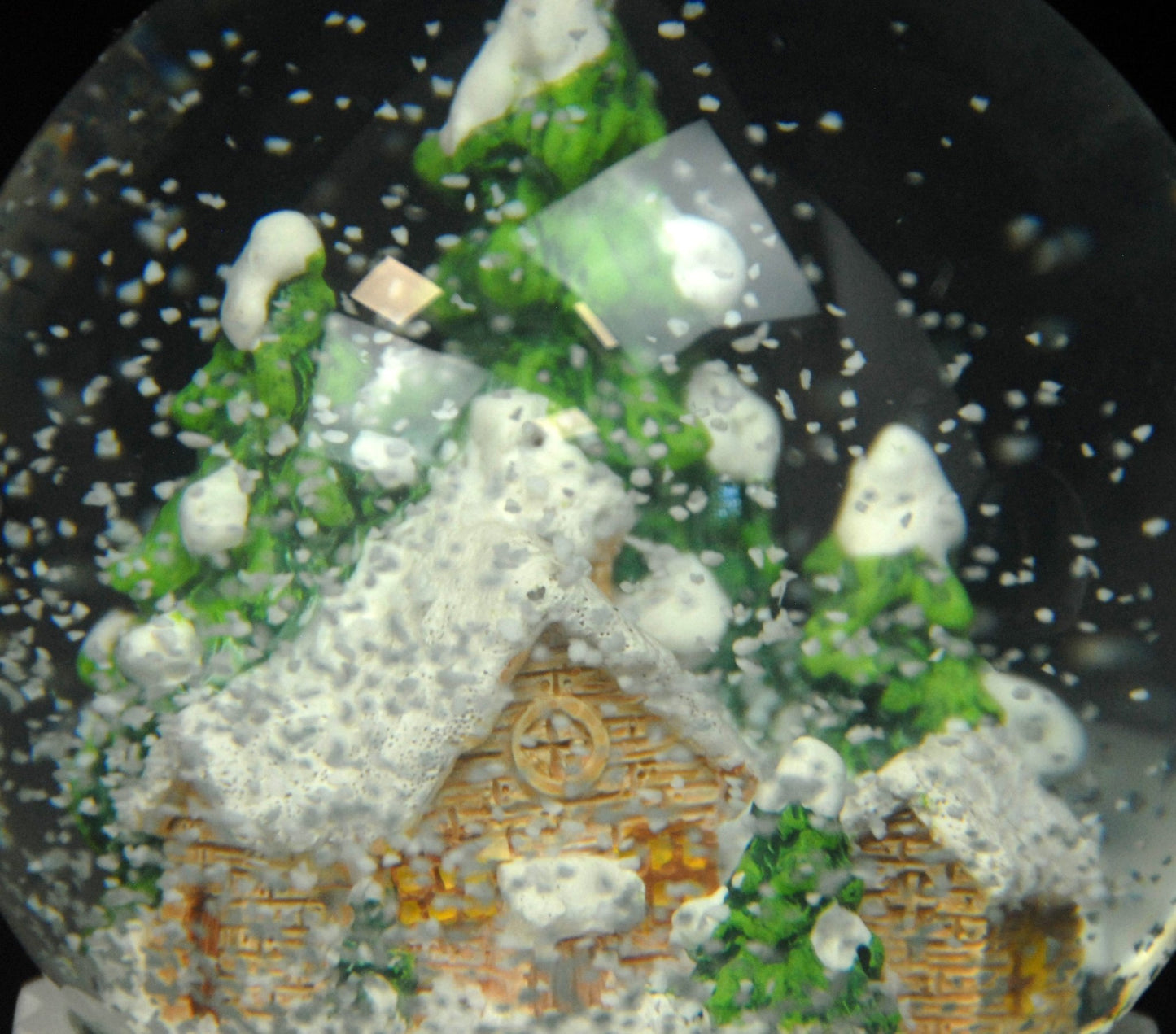 Schneekugel Hüttenzauber auf Silber Sockel Landschaft mit Spieluhr Winter Wonderland 10 cm Durchmesser - Schneekugelhaus