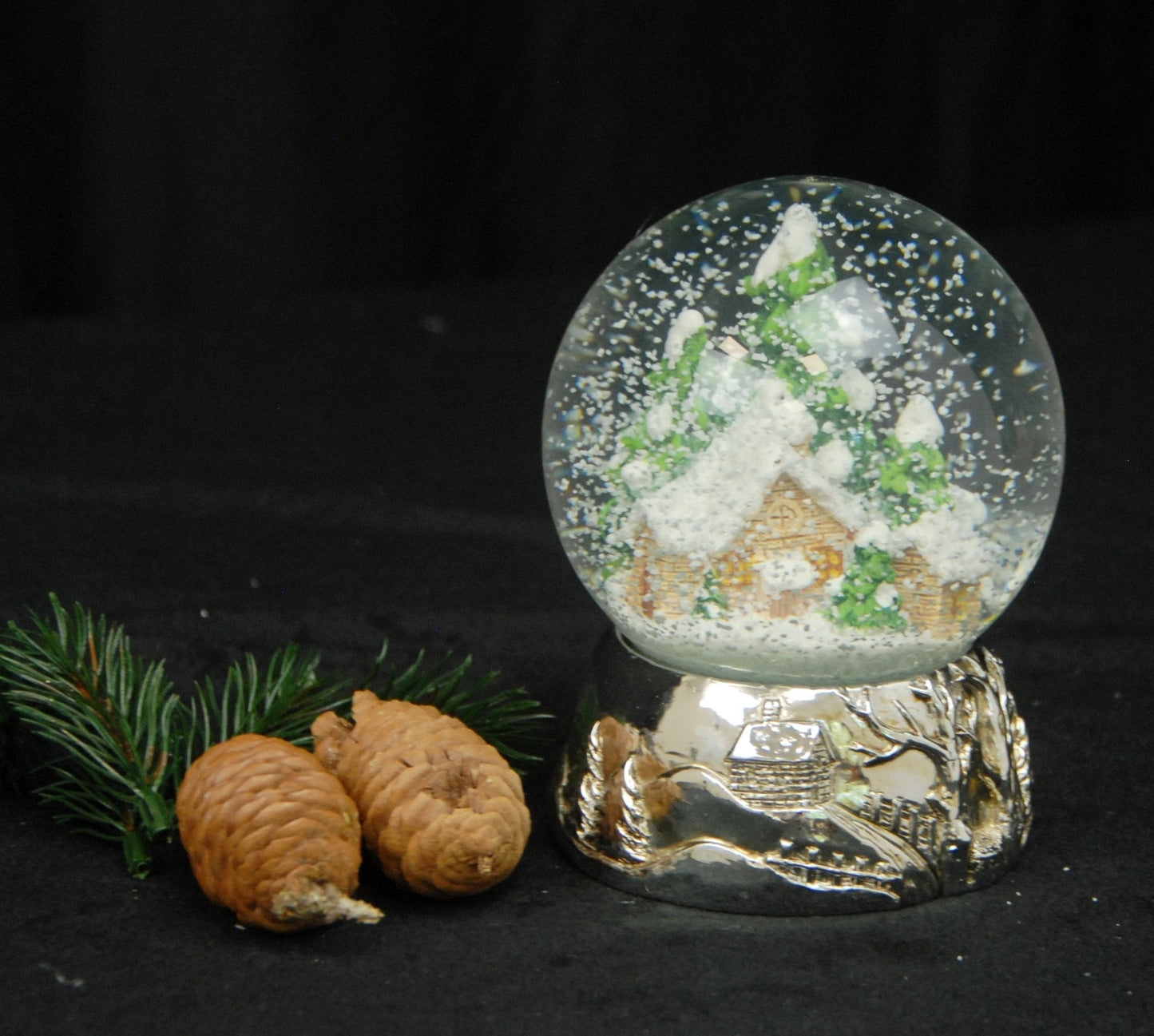 Schneekugel Hüttenzauber auf Silber Sockel Landschaft mit Spieluhr Winter Wonderland 10 cm Durchmesser - Schneekugelhaus