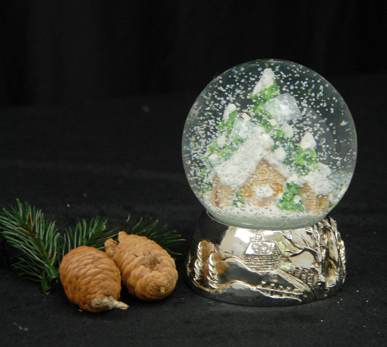 Schneekugel Hüttenzauber auf Silber Sockel Landschaft mit Spieluhr Winter Wonderland 10 cm Durchmesser - Schneekugelhaus