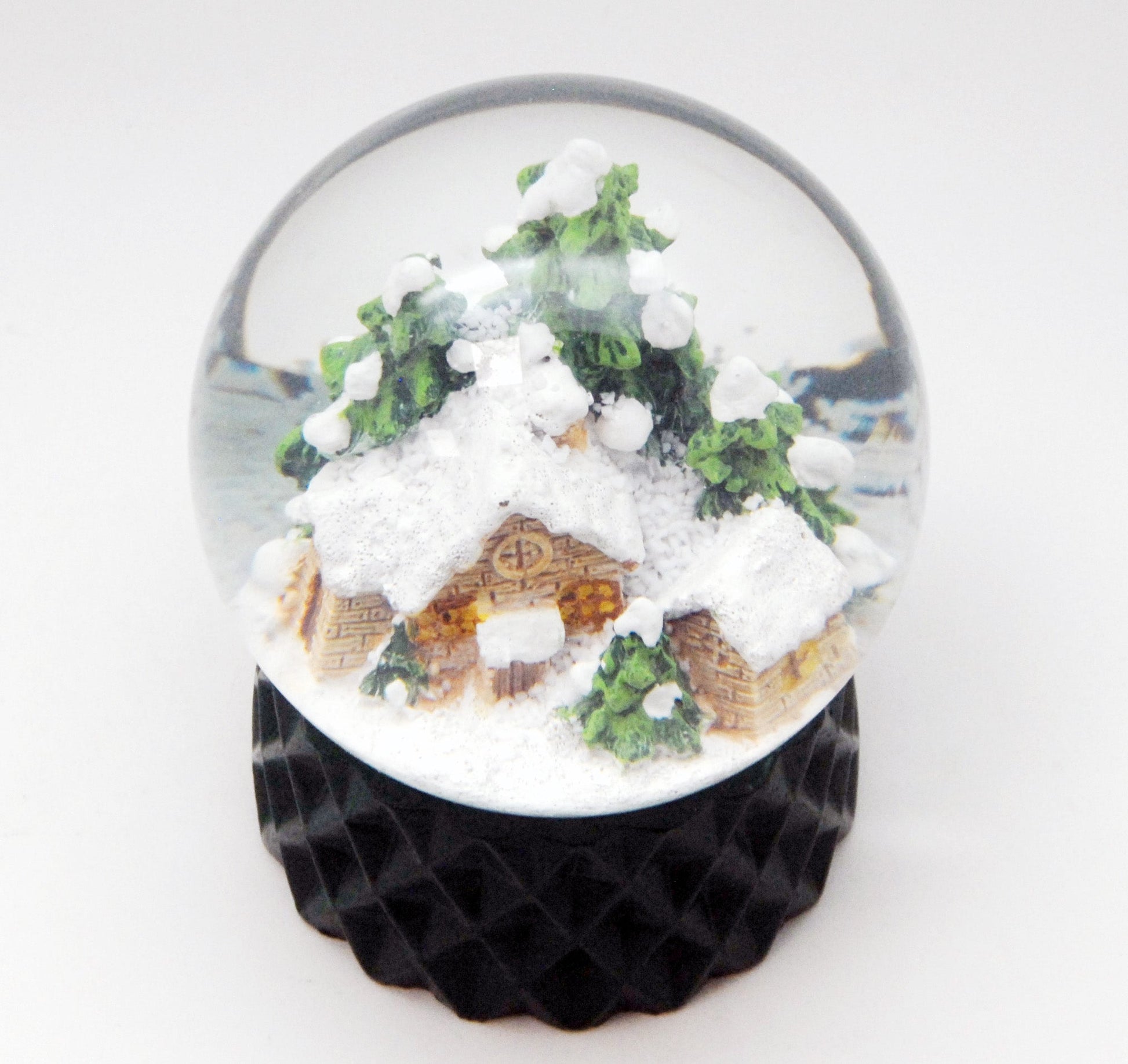 Schneekugel Hüttenzauber auf Sockel grün kubisch "PURE-Line" 10 cm Durchmesser - Schneekugelhaus