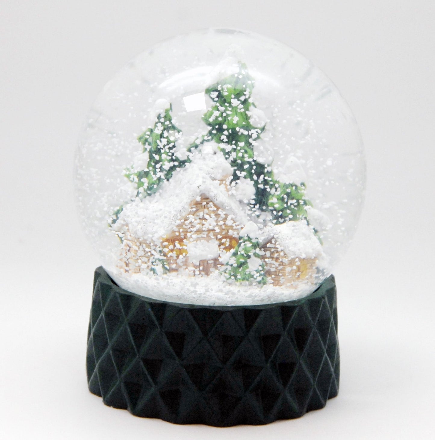 Schneekugel Hüttenzauber auf Sockel grün kubisch "PURE-Line" 10 cm Durchmesser - Schneekugelhaus
