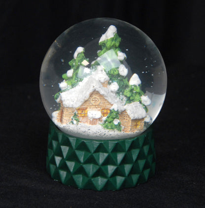 Schneekugel Hüttenzauber auf Sockel grün kubisch "PURE-Line" 10 cm Durchmesser - Schneekugelhaus