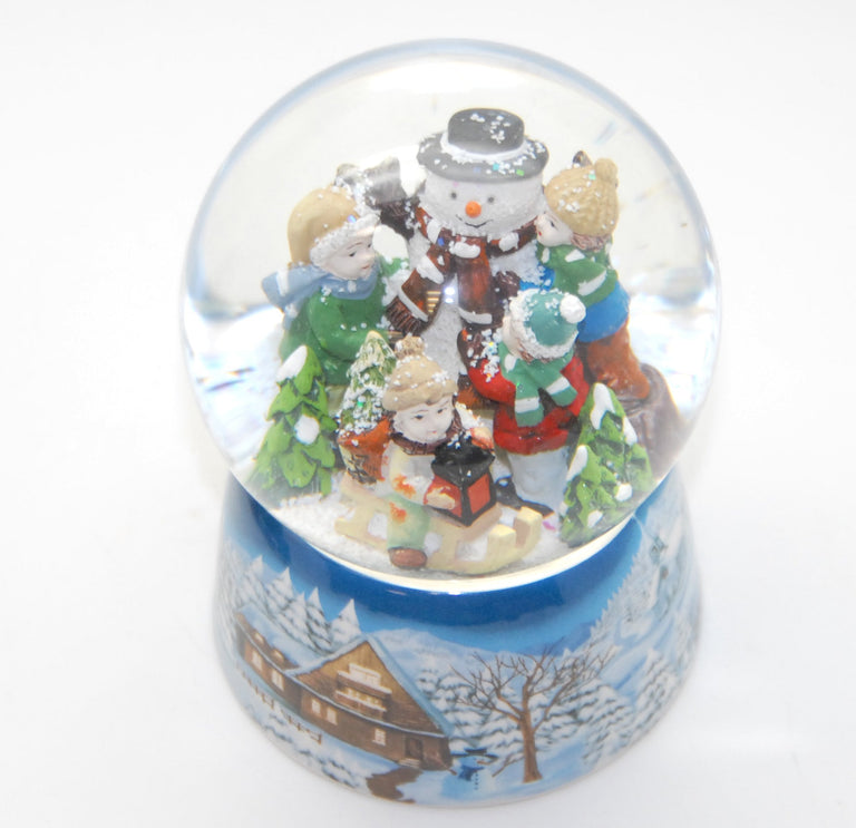 Schneekugel Kinder bauen Schneemann auf Sockel Winterlandschaft mit Spieluhr - Schneekugelhaus