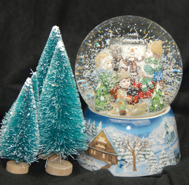Schneekugel Kinder bauen Schneemann auf Sockel Winterlandschaft mit Spieluhr - Schneekugelhaus