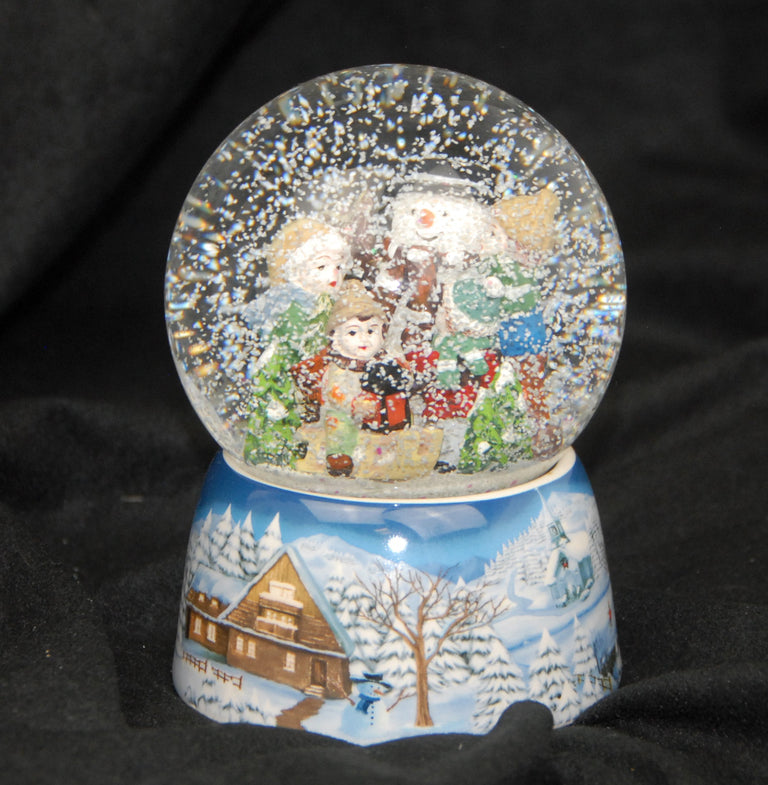 Schneekugel Kinder bauen Schneemann auf Sockel Winterlandschaft mit Spieluhr - Schneekugelhaus