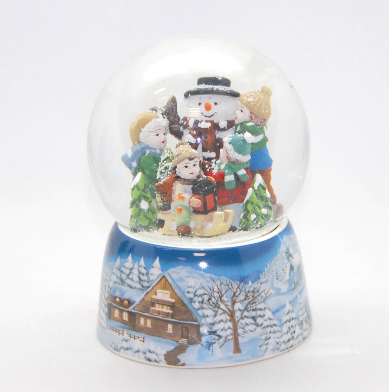Schneekugel Kinder bauen Schneemann auf Sockel Winterlandschaft mit Spieluhr - Schneekugelhaus