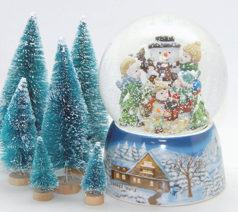 Schneekugel Kinder bauen Schneemann auf Sockel Winterlandschaft mit Spieluhr - Schneekugelhaus