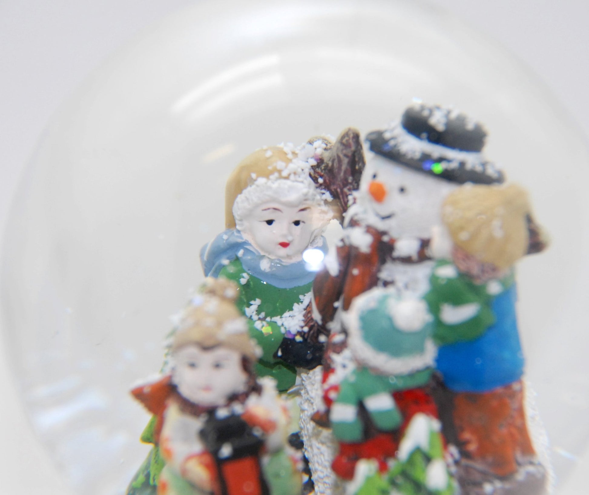 Schneekugel Kinder bauen Schneemann auf Sockel Winterlandschaft mit Spieluhr - Schneekugelhaus