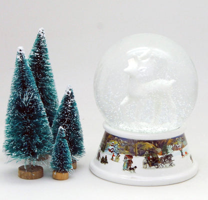 Schneekugel Reh weiß auf Sockel nostalgische Schneelandschaft mit Spieluhr 10 cm Durchmesser - Schneekugelhaus